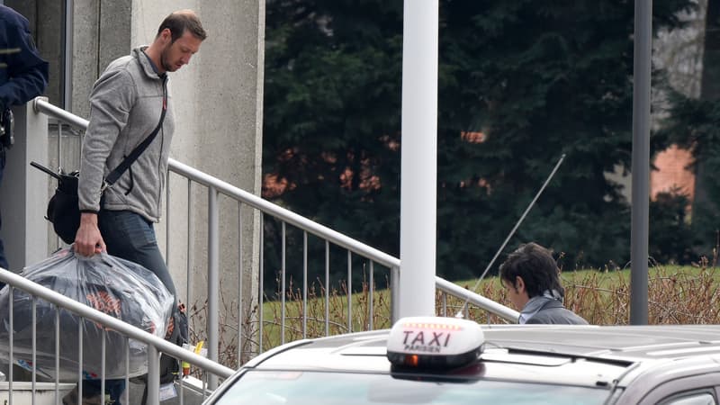 Le nageur Alain Bernard quitte l'aéroport de Roissy, le 14 mars 2015. 