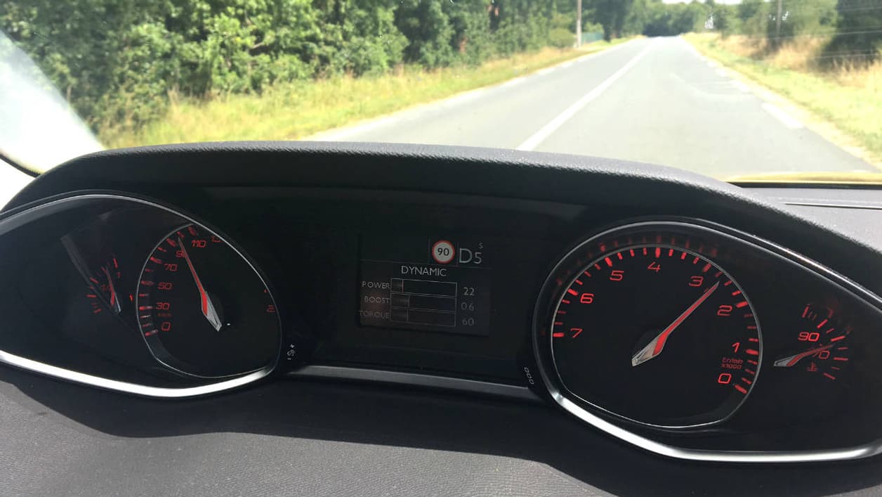 Les compte-tours inversés de la 308, en rouge, quand le mode Sport est activé. Les compte-tours inversés de la 308, en rouge, quand le mode Sport est activé.