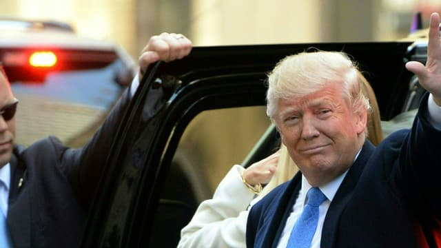 Donald Trump salue la foule en arrivant dans son bureau de vote, à New York, le 8 novembre 2016. 