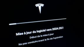 L'écran d'une Tesla lors d'une mise à jour du véhicule.