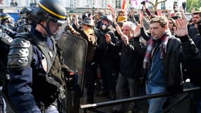 Face-à-face entre les forces de l'ordre et des manifestants le 1er mai 2016.