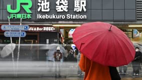 Une personne se protège de la pluie à Tokyo, capitale du Japon, en juin 2024