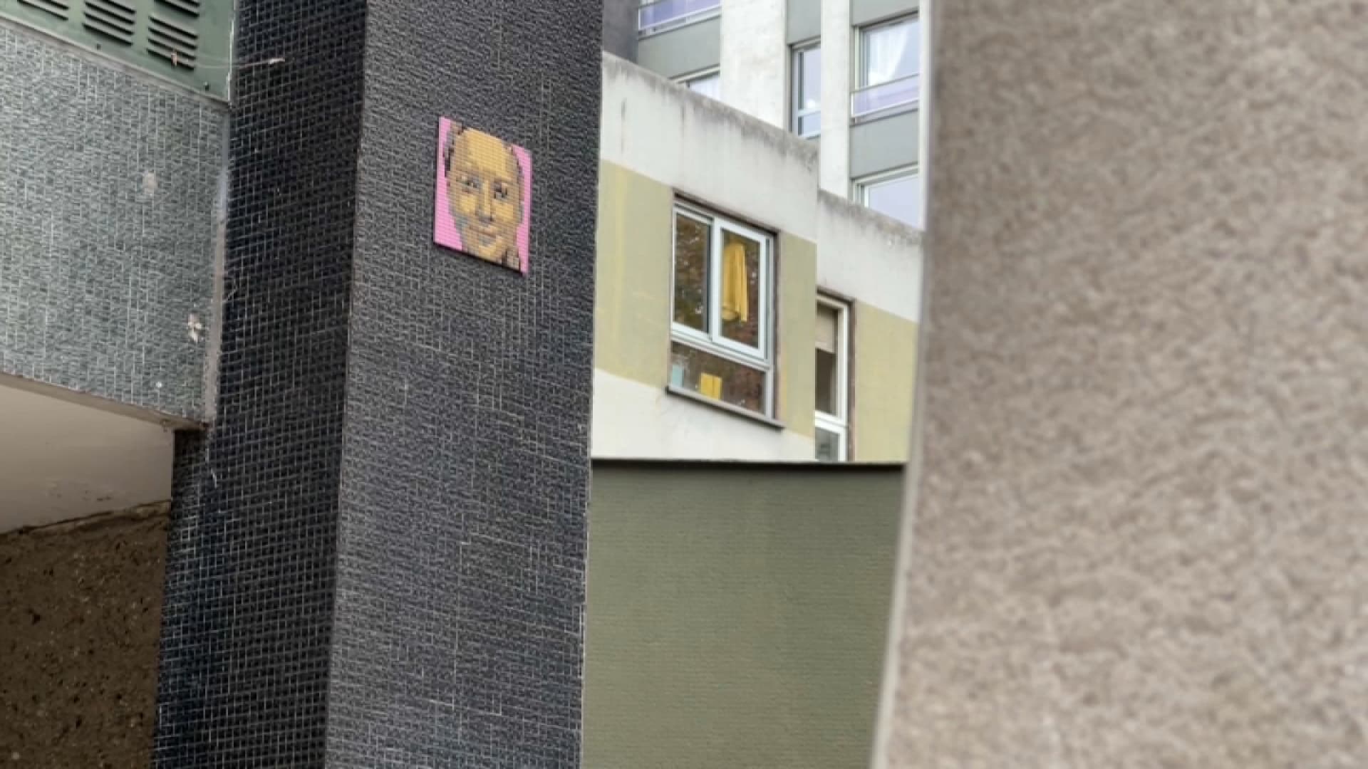 Un portrait de Lola en mosaïque a été affiché sur la devanture de l'immeuble où habitait la jeune fille tuée en 2022 Un portrait de Lola en mosaïque a été affiché sur la devanture de l'immeuble où habitait la jeune fille tuée en 2022