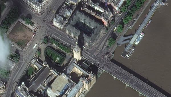 Des images satellites montrent la file d'attente qui s'étend sur plusieurs kilomètres dans Londres pour entrer à Westminster Hall, où repose le cercueil d'Elizabeth II.