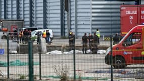Des pompiers sont rassemblés autour des dépouilles de migrants morts dans le naufrage de leur embarcation, lors d'une tentative de traversée de la Manche le 3 septembre 2024