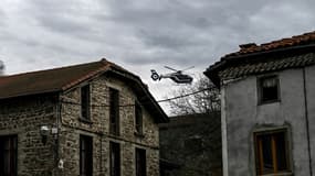 Un hélicoptère de la gendarmerie nationale survole Saint-Just le 23 décembre 2020