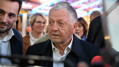 Le candidat aux élections municipales de Lyon, Jean Michel Aulas, répond aux questions des journalistes lors d'une rencontre avec les forains à la Foire des Marrons à Lyon, en France, le 5 novembre 2025.