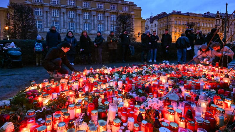 Fusillade à Prague: les habitants de la ville rendent hommage aux victimes de la tuerie