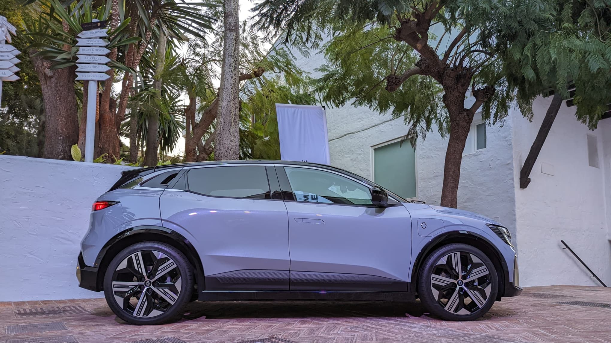 Le design a été très modernisé par rapport à la Mégane IV, avec un nouveau logo mais aussi une nouvelle signature lumineuse ou encore des poignées de portière affleurantes. Le design a été très modernisé par rapport à la Mégane IV, avec un nouveau logo mais aussi une nouvelle signature lumineuse ou encore des poignées de portière affleurantes.