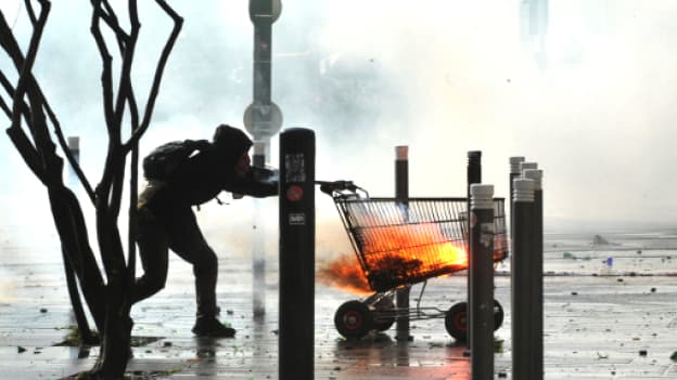 Un manifestant supposé appartenir aux "Black" Blocs", lors d'affrontements en marge d'une manifestation contre l'aéroport de Notre-Dame-des-Landes, à Nantes, en février.
