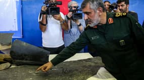 Le chef de la force aérospatiale des Gardiens de la Révolution devant des débris du drone américain