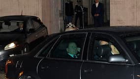 Silvio Berlusconi quitte en voiture le palais présidentiel après une entrevue avec le président italien Giorgio Napolitano. Le président du Conseil a annoncé lors de ce rendez-vous qu'il démissionnerait une fois le budget voté, dit le Quirinal dans un com