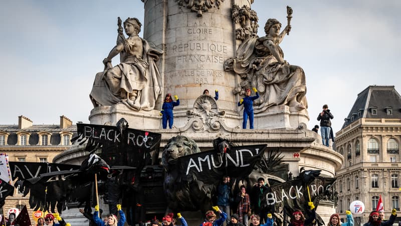 A Paris, plusieurs centaines de personnes se sont rassemblées, lundi 2 mars, place de la République, arborant des drapeaux de FO, de la CGT, ou encore de la FSU, Solidaires ou Attac. 