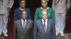 Les présidents du Zimbabwe, Robert Mugabe et de l'Afrique du Sud, Jacob Zuma, accompagnés de leurs femmes, le 02 novembre 2017.