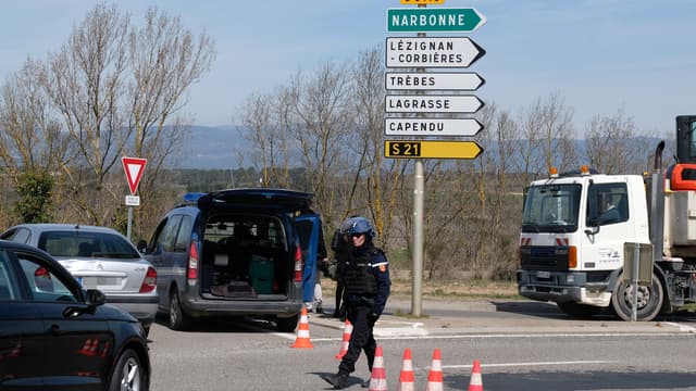 Des gendarmes bloquent l'accès à Trèbes, où Radouane Lakdim a pris plusieurs personnes en otages le 23 mars 2018.