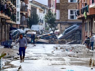 Des voitures emportées par les coulées de boue près de Valence, en Espagne, le 30 octobre 2024.