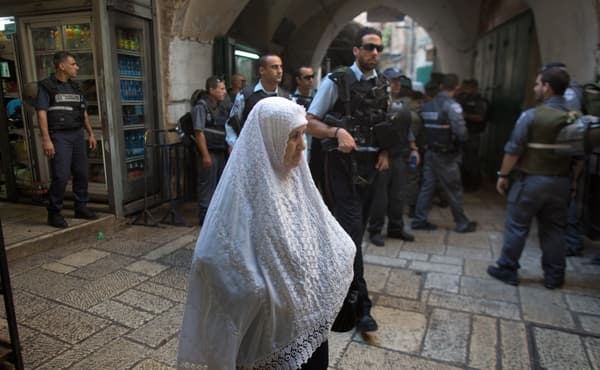 Une femme palestinienne passe devant un check point israélien, le 8 octobre, dans la Vieille ville de Jérusalem. Une femme palestinienne passe devant un check point israélien, le 8 octobre, dans la Vieille ville de Jérusalem.