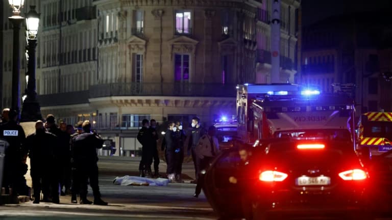 Investigation des officiers de police auprès du corps de l'une des deux personnes tuées par la police à Paris le 25 avril sur le Pont Neuf
