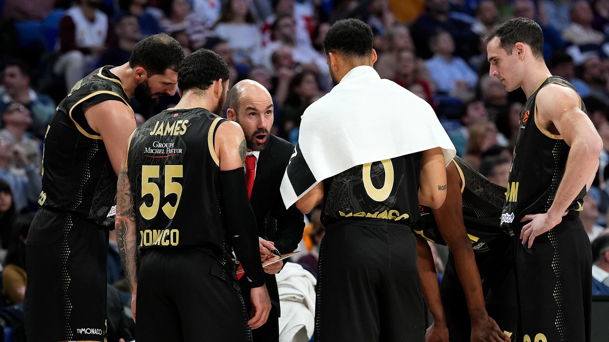 https://images.bfmtv.com/-N1AaI8cq9PMSA43bBJptPpW10k=/0x55:2048x1207/images/L-entraineur-Vassilis-Spanoulis-avec-ses-joueurs-lors-du-match-Real-Madrid-Monaco-90-78-Euroleague-le-22-janvier-2026-2226446.jpg