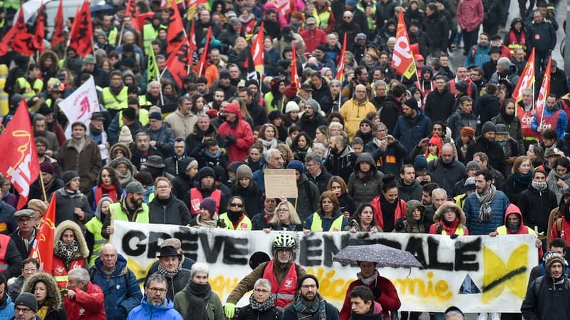Plusieurs organisations syndicales, dont la CGT et FO, et les organisations lycéennes UNEF et UNL, appellent à la grève et à manifester contre la politique sociale du gouvernement.