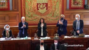 "La honte !": la colère des élues féministes face à la standing-ovation du conseil de Paris à Christophe Girard