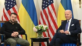Le président américain Joe Biden et le président ukrainien Volodymyr Zelensky lors d'une réunion bilatérale à l'hôtel Intercontinental de Paris, le 7 juin 2024.