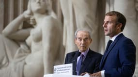 Le président français Emmanuel Macron prononce un discours à côté de l'ancien ministre français de la Justice Robert Badinter après son discours lors de la commémoration du 40e anniversaire de l'abolition de la peine de mort au Panthéon, à Paris, le 9 octobre 2021.