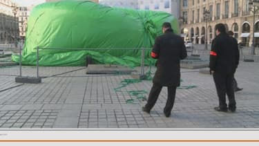 Le controversé "Tree" érigé sur la place Vendôme ne faisait pas l'unanimité.