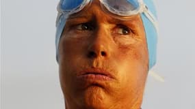 Diana Nyad, une Américaine de 61 ans qui tentait de traverser à la nage les 166 km séparant Cuba de Key West, en Floride (ici avant son départ de La Havane, dimanche soir), a dû s'arrêter à mi-parcours mardi, selon CNN. /Photo prise le 7 août 2011/REUTERS