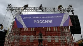 Une pancarte disant "Donetsk, Lugansk, Zaporijjia, Kherson - Russie!" est installée sur la place Rouge en vue des festivités destinées à entériner l'annexion des 4 régions ukrainiennes à la Russie, le 29 septembre 2022