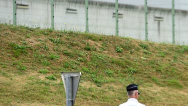 Un policier devant la prison du Mans le 4 août 2016
