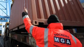 Dockers sur le port de Saint-Nazaire, au terminal de Montoir-de-Bretagne, en février 2012 (illustration)