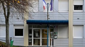 Cette photographie prise le 13 décembre 2023 montre l'entrée de l'école « Les hautes Ourmes » à Rennes, dans l'ouest de la France, où un collégien de 12 ans a menacé un enseignant avec un couteau. Une "enquête pénale" a été ouverte le 13 décembre 2023 après qu'une écolière de 12 ans a menacé un enseignant - qui n'a pas été blessé - avec un couteau dans une école de Rennes, selon des sources proches.