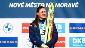 Justine Braisaz-Bouchet sur le podium de la mass start des Mondiaux de biathlon, le 18 février 2024.