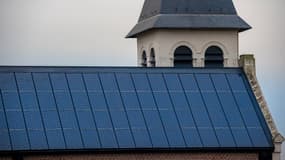 Des panneaux solaires installés sur l'église de Saint-Waast à Loos-en-Gohelle