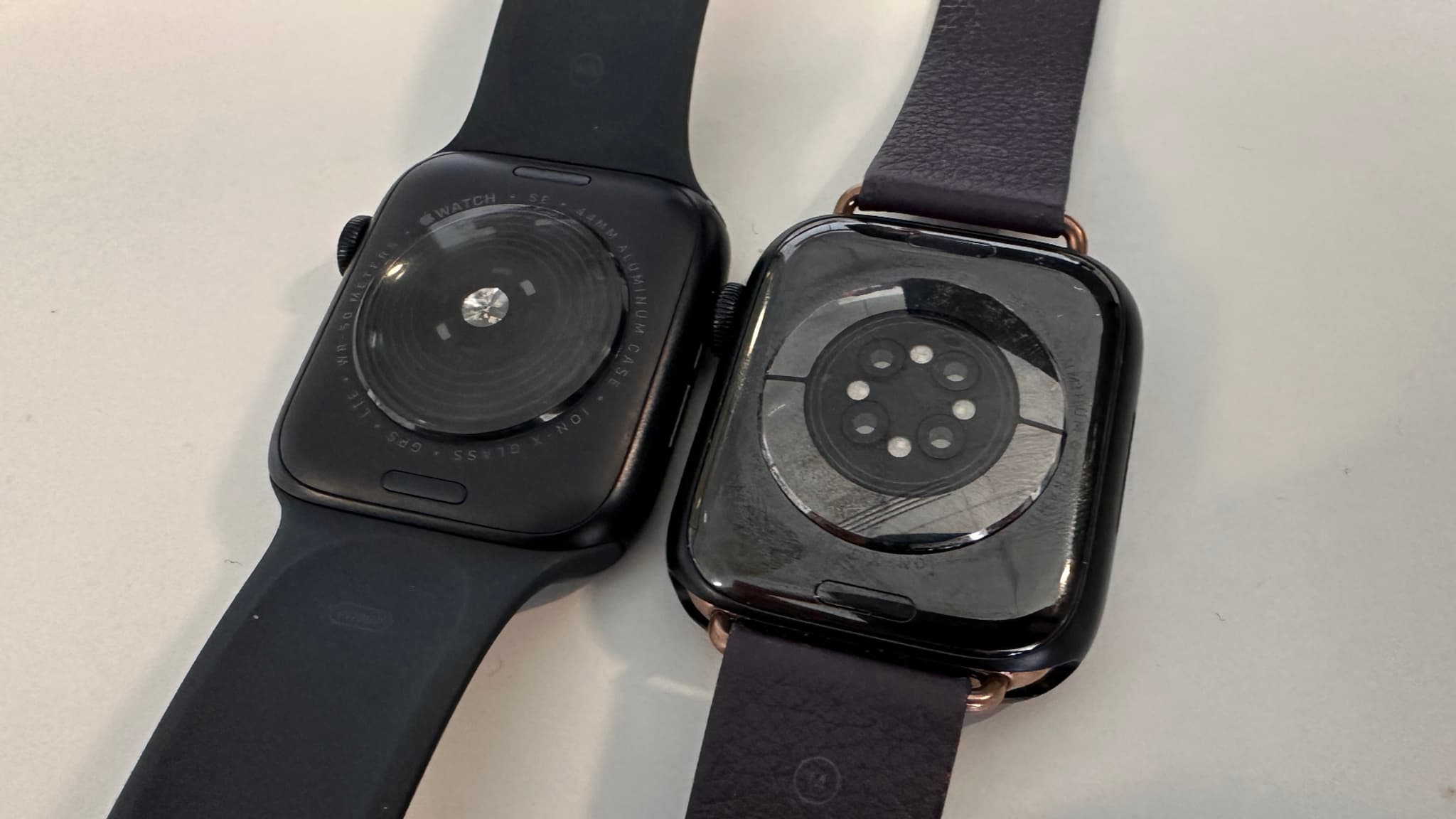 A gauche, le dos de l'Apple Watch SE - A droite, celui de la Watch Series 8 avec ses multiples capteurs santé A gauche, le dos de l'Apple Watch SE - A droite, celui de la Watch Series 8 avec ses multiples capteurs santé
