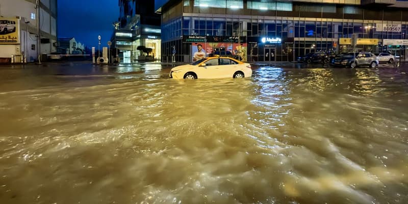 Un taxi traverse une rue inondée à la suite de fortes pluies à Dubaï, le 17 avril 2024