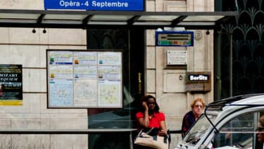 Elle pèse un peu d'une tonne, consomme en moyenne 6,5 litres aux 100 et roule un peu plus de 15.000 kilomètres par an, portrait-robot de la voiture en France en 2016 (qui n'est pas forcément une 2CV).
