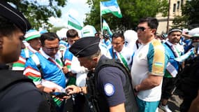 Des contrôles d'identité avant le match Ouzbékistan-Espagne aux JO, à Paris le 24 juillet 2024