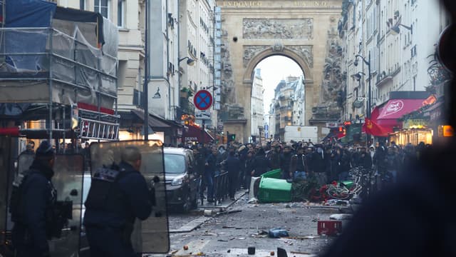 Des heurts ont éclaté à proximité du lieu de l'attaque à Paris, ce vendredi.