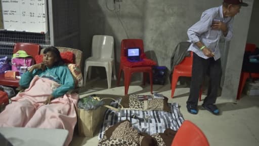 Des habitants d'Ayr attendent dans un refuge le passage du cyclone Debbie, dans le nord du Queensland, le 28 mars 2017 en Australie Des habitants d'Ayr attendent dans un refuge le passage du cyclone Debbie, dans le nord du Queensland, le 28 mars 2017 en Australie