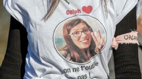 Un tee-shirt représentant Delphine Jubillar, disparue il y aun an, porté à l'occasion d'une marche blanche organisée à Cagnac-les-mines, le 19 décembre 2021
