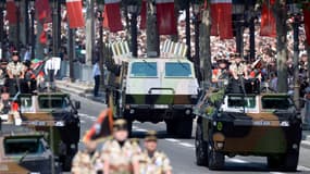 Des troupes défilent pour le 14-Juillet sur les Champs-Élysées.