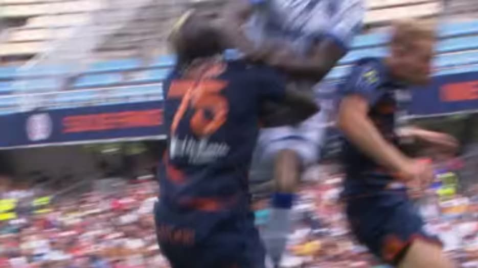 Le geste très dangereux de Niang, percutant le visage de Sakho le coude en avant