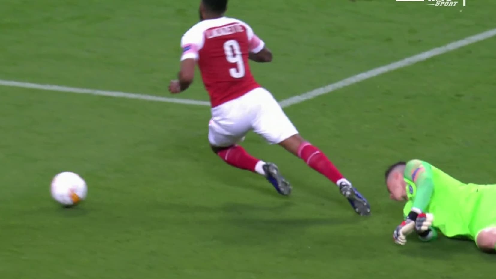 Alexandre Lacazette face à Kepa Arrizabalaga. Alexandre Lacazette face à Kepa Arrizabalaga.