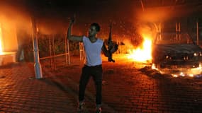 Un homme devant le consulat américain de Benghazi en feu