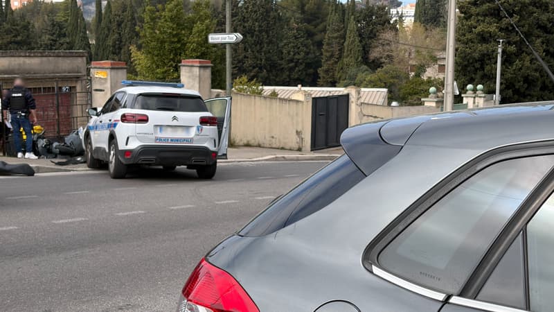 INFO BFM MARSEILLE. Un motard grièvement blessé après avoir été percuté par une voiture de police municipale lors d'un refus d'obtempérer à Marseille