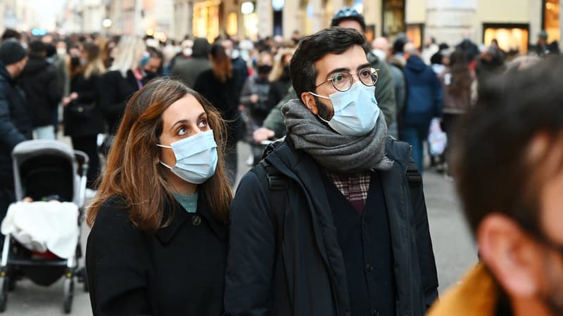 Un couple se balade dans les rues de Rome en décembre 2021 alors que le port du masque est redevenu obligatoire en extérieur