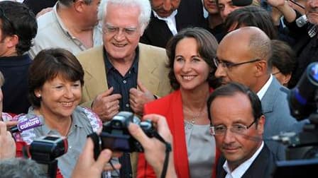 François Hollande, Martine Aubry, Ségolène Royal et Lionel Jospin sont apparus côte à côte et tout sourire jeudi soir à La Rochelle, à la veille d'une université d'été tournée vers l'élection présidentielle de 2012, dans un climat tendu par la crise et la