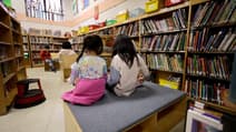Des enfants lisent dans une bibliothèque scolaire aux États-Unis. (Photo d'illustration).